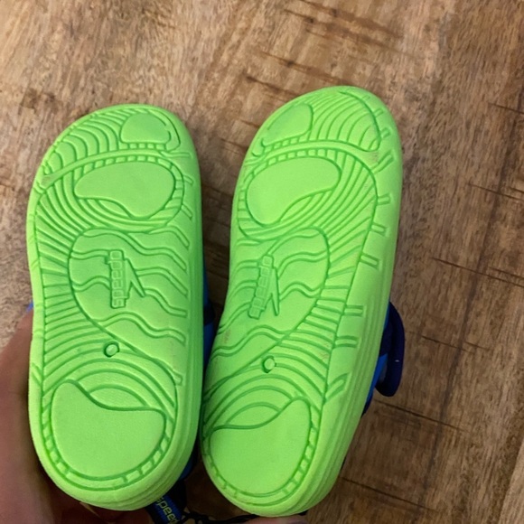 Speedo boys size medium 7-8 boys water swim rubber shoes NEW NWT Blue green - Picture 2 of 5